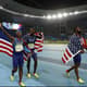Michael Rodgers, Juston Gatlin e Tyson Gay comemoram a conquista do bronze, mas depois souberam que foram desclassificados