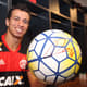 Leandro Damião autografou bola do gol 12 mil (Gilvan de Souza / Flamengo)