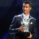 Cristiano Ronaldo recebendo o troféu de craque da Uefa
