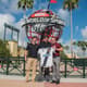 Eurico Ângelo, assessor especial da presidência do Vasco, posa ao lado de Ricardo Villar, CEO da Florida Cup (e), e Patrick Dicks, diretor da Disney Sports (d) (Foto: Divulgação)
