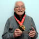 Seu Gerardo, de 89 anos, mostra medalha no jiu-jítsu