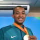 Ricardo Costa exibe sua medalha de ouro