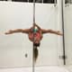 Jade Barbosa faz aula de pole dance