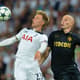 Erikssen e Raggi &nbsp;disputam bola no jogo &nbsp;entre Tottenham e Monaco pela Champions&nbsp;