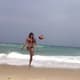 Ingrid Oliveira faz 'altinha' na praia