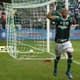 O Palmeiras goleou o Atlético PR para terminar a 1ª rodada na liderança