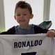 Filho de Aubameyang exibe com orgulho a camisa de Cristiano Ronaldo