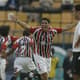 Cicinho comemora um dos gols da goleada de 5 a 1 sobre o Corinthians, no Brasileiro de 2005 no Paca