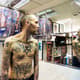 Fernando Ricksen, posa para foto mostrando o corpo tatuado