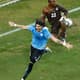 Loco Abreu comemorando gol pela seleção do Uruguai