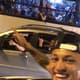 Neilton posta vídeo fazendo festa com torcedores do Botafogo no trânsito