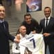 Ricksen recebe a camisa de Cristiano Ronaldo. À dir., o agente, Jorge Mendes. À esq., Florentino Perez, presidente do Real&nbsp;