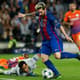 Messi passa pelo goleiro do Manchester City antes de rolar para o gol na goleada do Barcelona