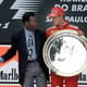 Pelé entrega trofeu de vencedor do GP do Brasil de 2000 para Michael Schumacher