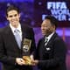 Pelé entrega o prêmio de melhor do mundo para Kaká, o último brasileiro a levar o troféu