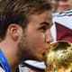Herói do tetra da Alemanha, Götze beija o troféu da Copa do Mundo de 2014, no Maracanã