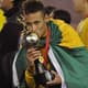 Neymar beija o troféu individual de melhor jogador do Sul-Americano Sub-20 de 2011