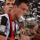 Réver beija o troféu da Copa Libertadores de 2013 que o Atlético-MG ganhou