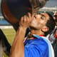 Tevez beija o troféu da Libertadores de 2003 que ganhou com o Boca Juniors