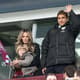 Stiliyan Petrov acena para a torcida do Aston Villa, ao lado da mulher e do filho