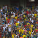 Mineiros comparecem em treino da Seleção e jogadores chutam bolas para a torcida