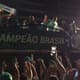 Fernando Prass mostrou faixa dizendo 'chupa Gambá' na festa do título do Palmeiras