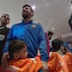 Garoto afegão não desgruda de Messi em amistoso