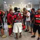 Primeiros torcedores do Flamengo chegaram ao aeroporto perto das 7h para receber Conca