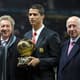 Ao lado de Dennis Law e Bobby Charlton, Cristiano Ronaldo recebe a Bola de Ouro de 2008, ainda pelo Manchester United