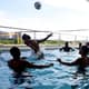Jogadores brincam na piscina do CT Pedro Antonio (Foto: Nelson Perez/Fluminense FC)