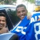 Volante Henrique presenteia garis com camisas do Cruzeiro