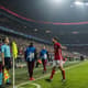 Xabi Alonso comemora com a torcida a goleada do Bayern de Munique sobre o Arsenal