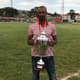 Zé Maria com a taça da Supercopa do Quênia conquistada pelo GOR Mahia