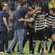 Fabio Carille comemorando gol com jogadores do Corinthians