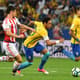Alheio à 'caçada' dos paraguaios, Neymar liderou o Brasil na vitória por 3 a 0 sobre o Paraguai. Amadurecimento agradou Tite
