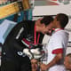 Ceni entrega a taça para Lucas na final da Sul-Americana 2012 contra o Tigre