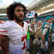 Colin Kaepernick, da NFL, chamou a atenção do mundo ao se negar a cantar o hino dos Estados Unidos em protesto a intolerância racial no país