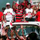 Romário - chegando ao Rio de Janeiro em 1995, com camisa do Flamengo e em desfile de carro aberto nas ruas