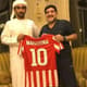 Diego Maradona posa com a camisa do Fujairah, clube dos Emirados Árabes (Foto: Divulgação)