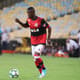 Vinicius Júnior se tornou o menor de idade vendido mais caro da história do futebol. O Flamengo assinou a chamada "obrigação de venda" e o jogador, de 16 anos, vai jogar no Real Madrid, por 45 milhões de euros