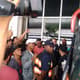 A torcida foi protestar no desembarque do Flamengo