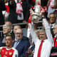 O francês  Arsene Wenger comemora o título e a renovação de contrato com o Arsenal
