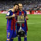 Messi e Iniesta posam com a taça da Copa do Rei