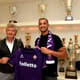 Vitor Hugo assina contrato e recebe camisa da Fiorentina