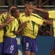 Ronaldo é cercado por companheiros para comemorar o gol que selou a classificação da Seleção Brasileira às quartas