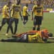 Banguera comemora um gol 'desmaiando'