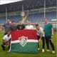 Quinteto posa com bandeira tricolor no estádio do Flu Samorin. Confira na galeria de fotos a seguir