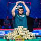 Scott Blumstein festeja o bracelete mais cobiçado do mundo do pôquer e a montanha de dinheiro