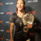 Cris Cyborg ostenta cinturão peso pena feminino do UFC