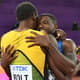 Usain Bolt e Justin Gatlin se abraçam após a final dos 100m em Londres